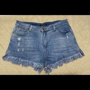Frayed denim shorts